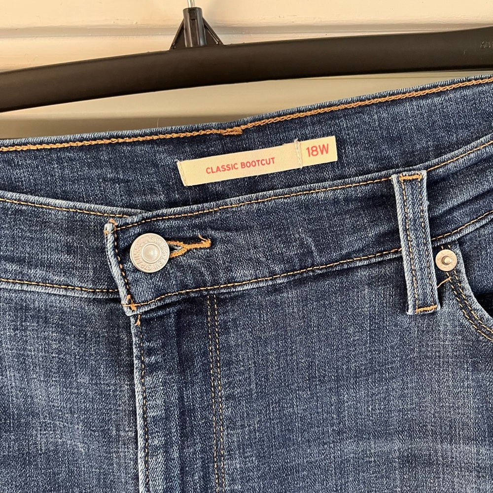 Levi’s Classic Bootcut in medium blue wash! Size 18W! Great condition! - Picture 8 of 12